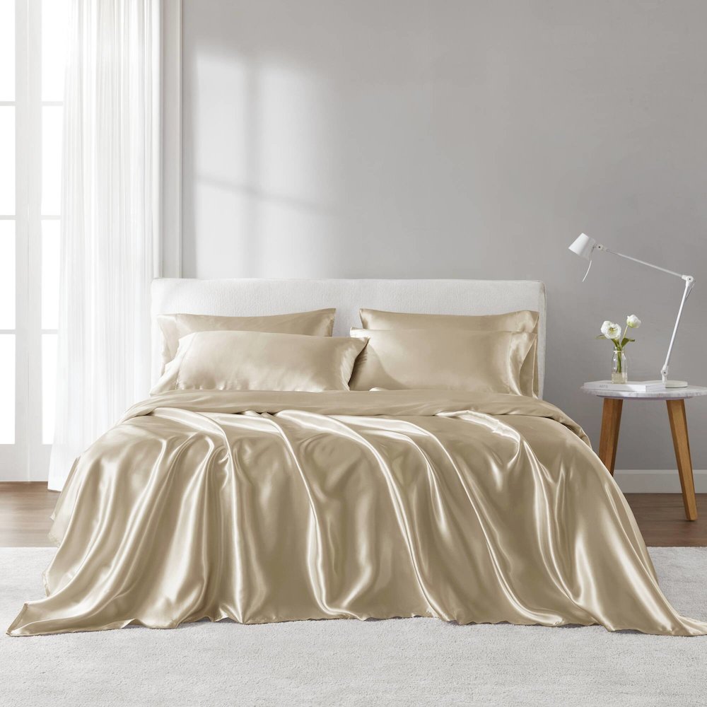 Satin Luxury Sheet Set in Champagne. Picture 1