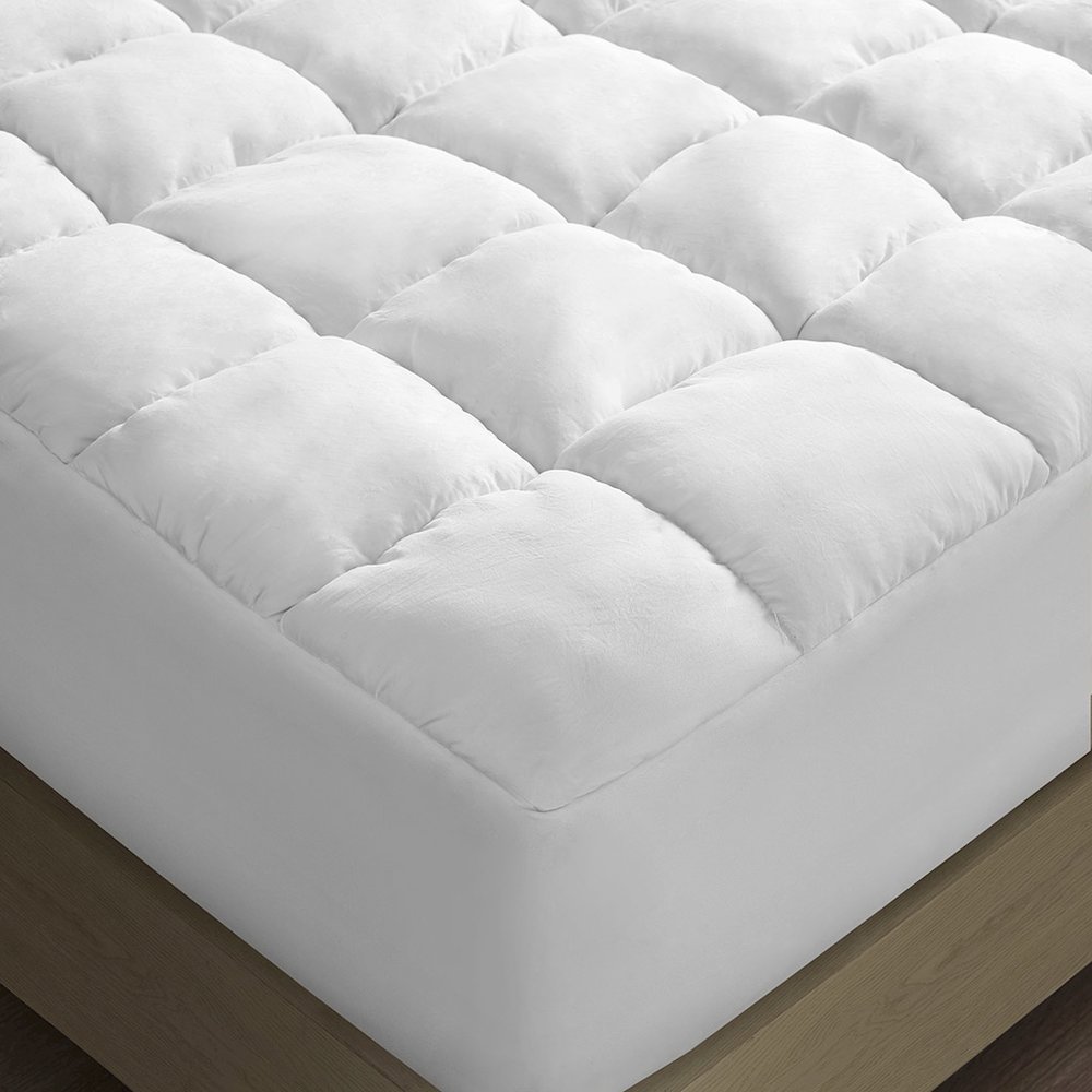 Dream Puff Overfilled Down Alternative Mattress Pad in White Color. Picture 3