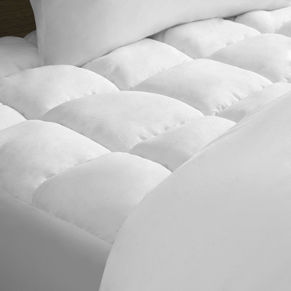 Dream Puff Overfilled Down Alternative Mattress Pad in White Color. Picture 4
