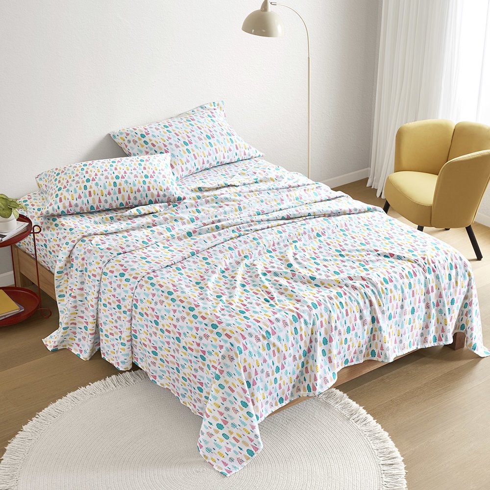 Cozy Soft Cotton Flannel Printed Sheet Set in White Holiday Trees. Picture 1