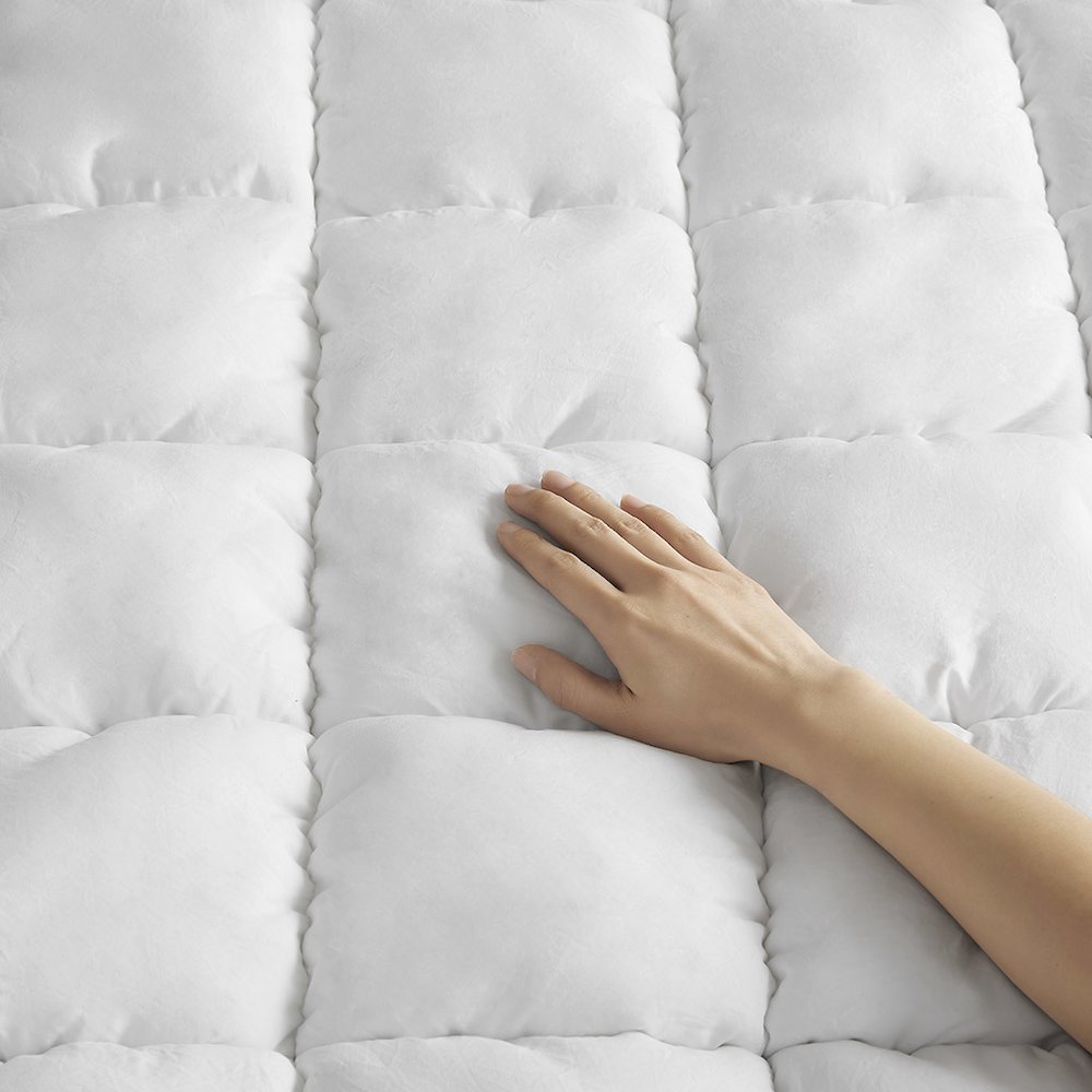 Dream Puff Overfilled Down Alternative Mattress Pad in White Color. Picture 5