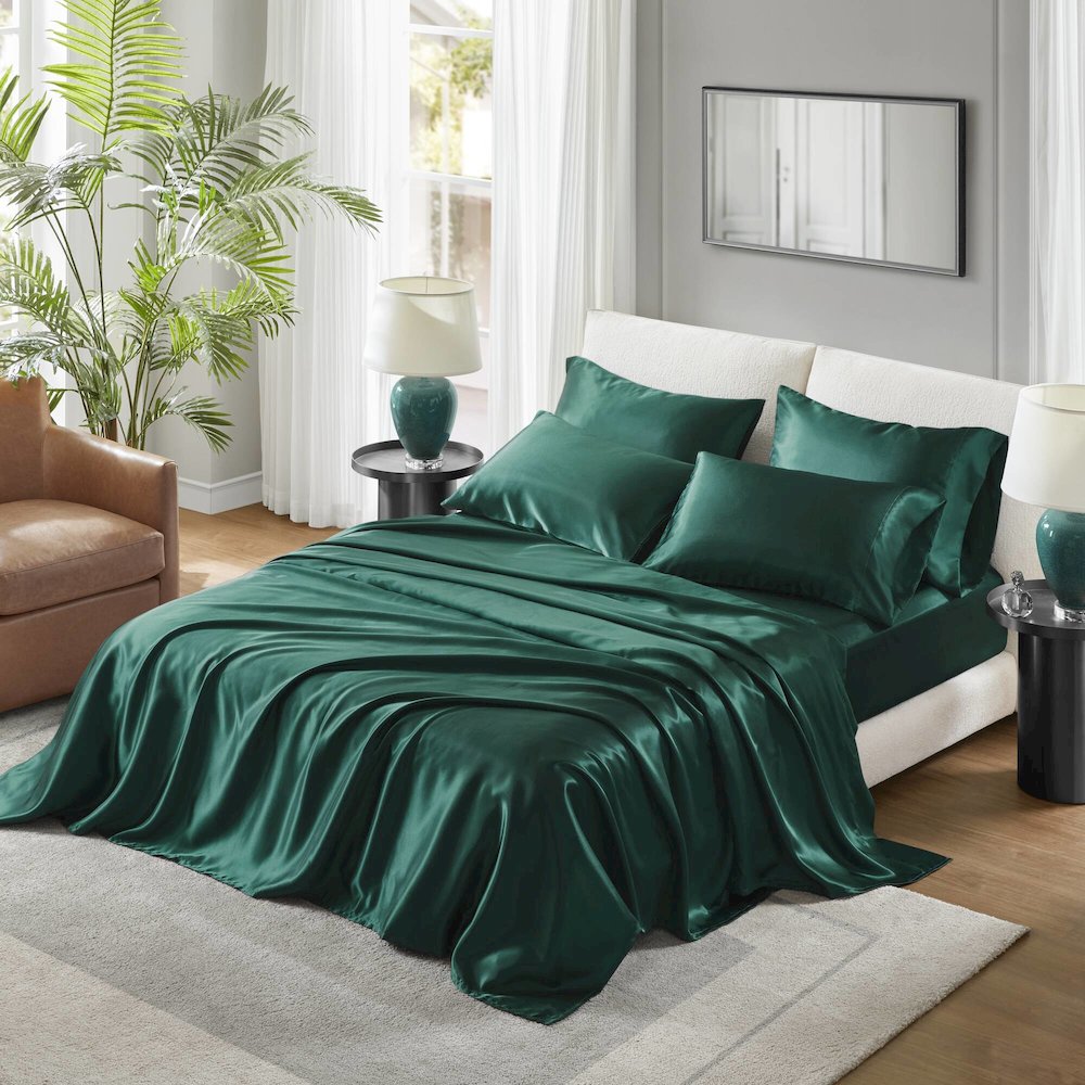 Satin Luxury Sheet Set in Emerald. Picture 3