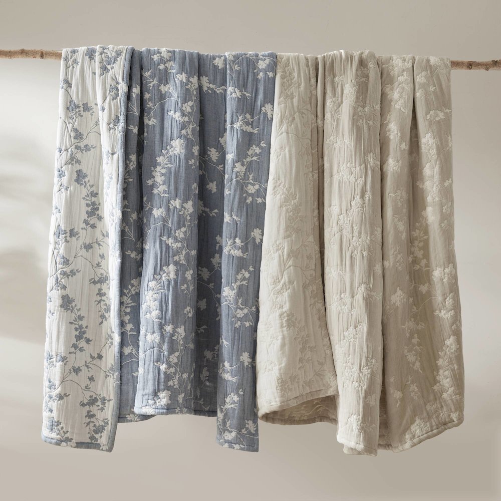 Catalina Botanical 3 Piece Jacquard Cotton Gauze Quilt Set. Picture 2