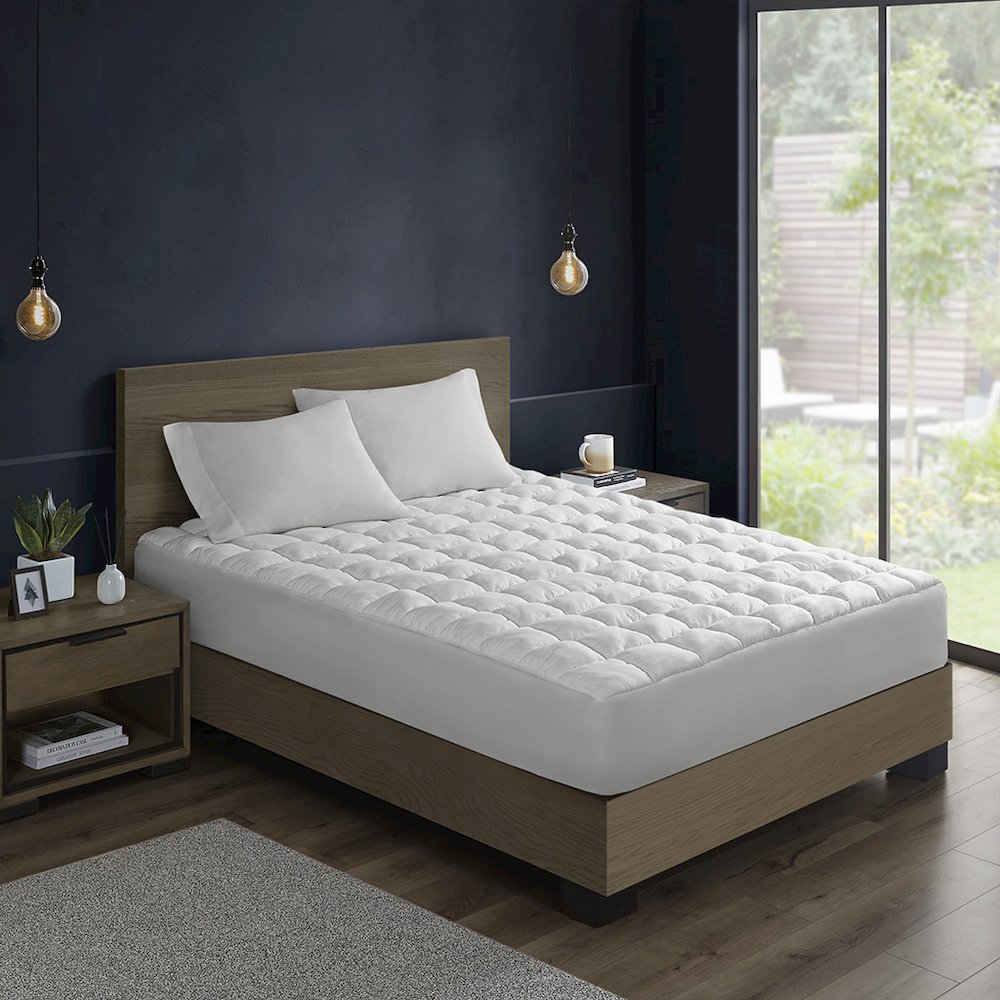Dream Puff Overfilled Down Alternative Mattress Pad in White Color. Picture 2