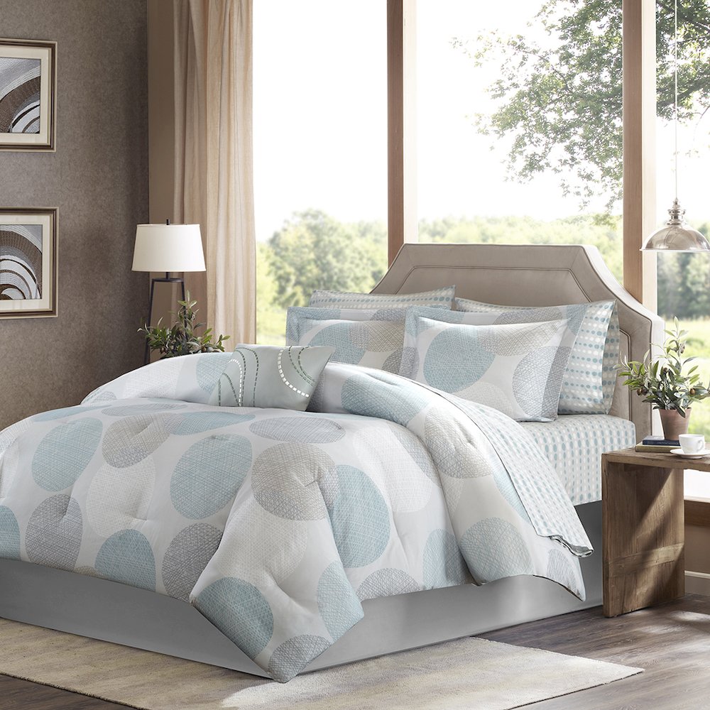 9 Piece Comforter Set with Cotton Bed Sheets. Picture 1