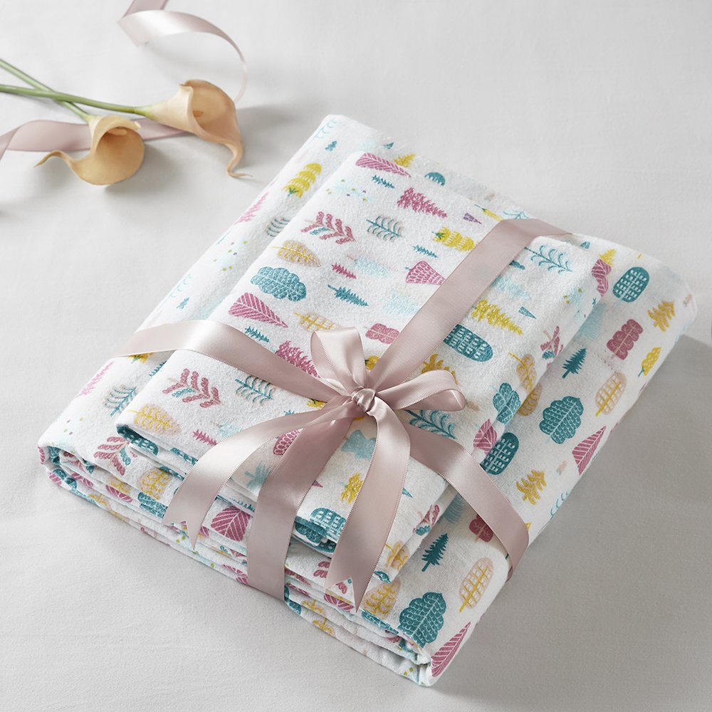 Cozy Soft Cotton Flannel Printed Sheet Set in White Holiday Trees. Picture 2