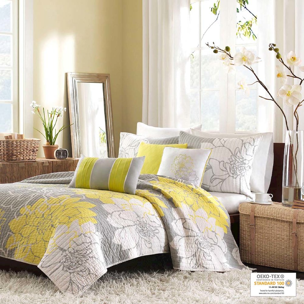 6 Piece Printed Cotton Quilt Set with Throw Pillows. Picture 2