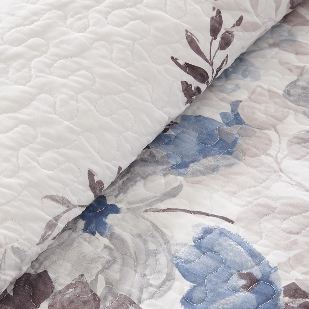 6 Piece Printed Quilt Set with Throw Pillows. Picture 3