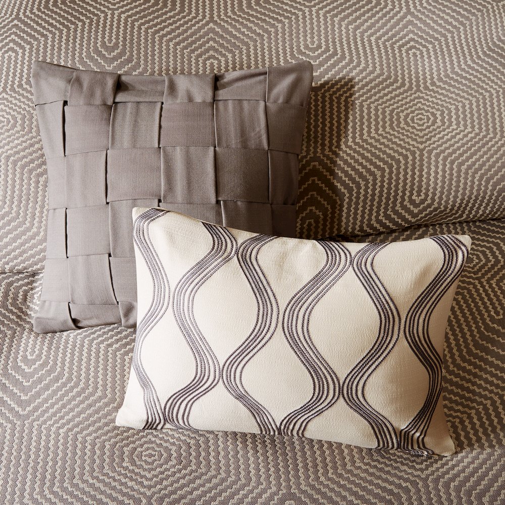 Comforter Set. Picture 1