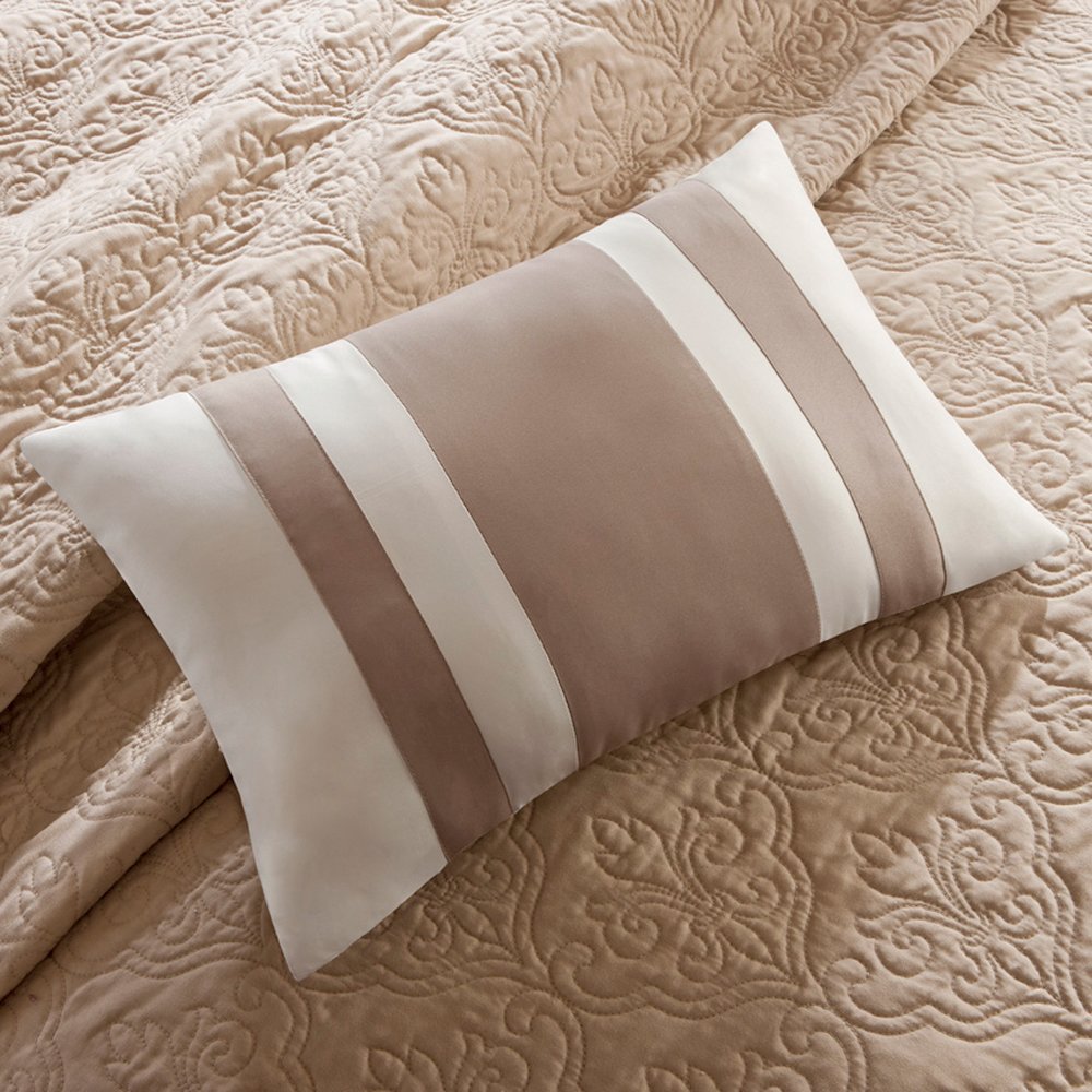 7 Piece Quilt Set with Euro Shams and Throw Pillows. Picture 3