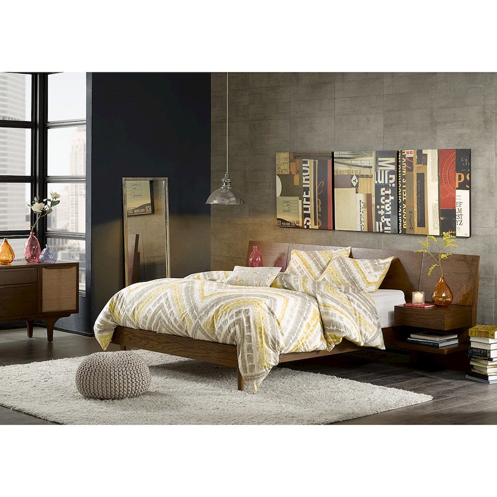 Bed with 2 Nightstands. Picture 4