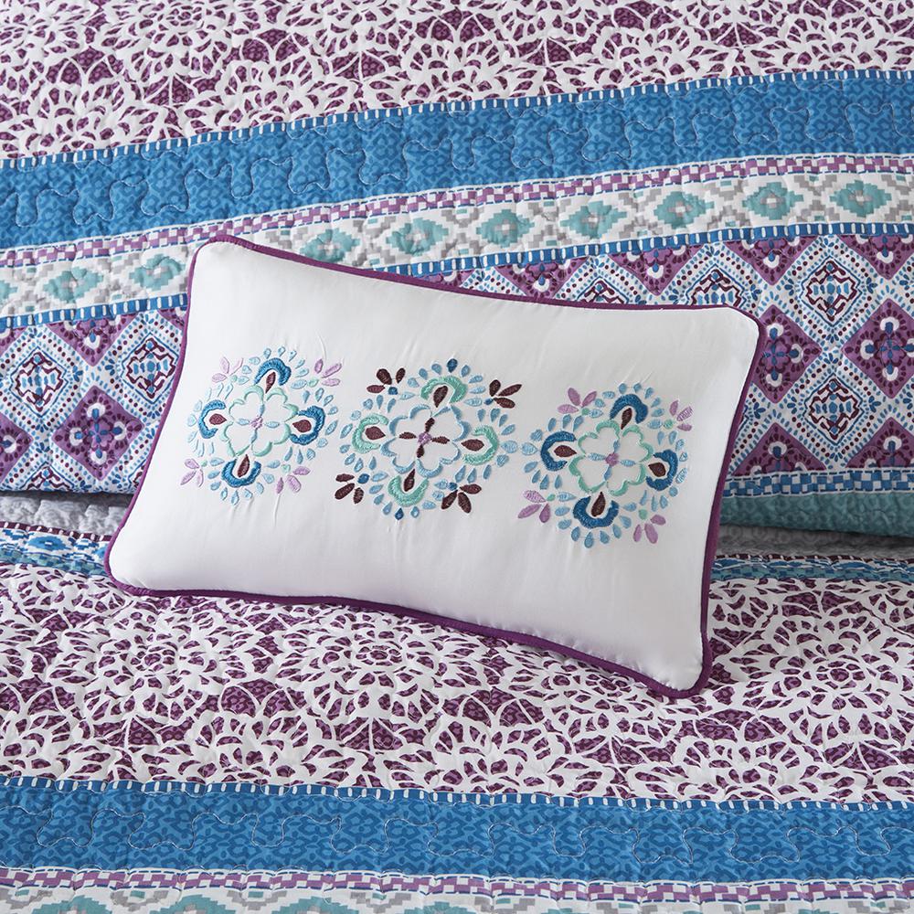 Reversible Quilt Set with Throw Pillows. Picture 1