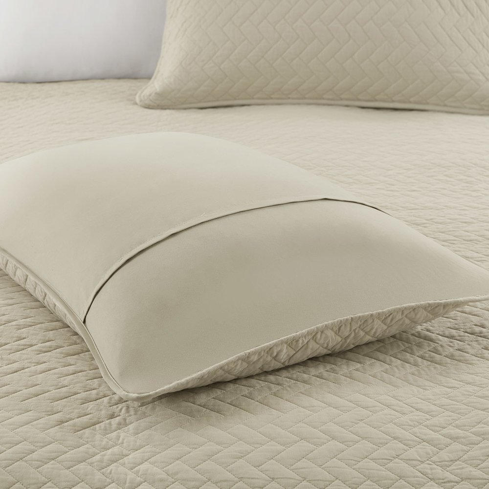 3 Piece Luxurious Oversized Quilt Set. Picture 3