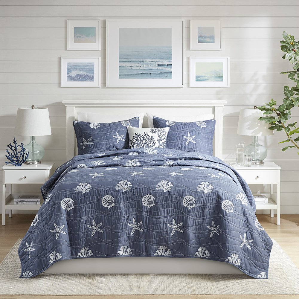 4 Piece Cotton Reversible Embroidered Quilt Set with Throw Pillow. Picture 2