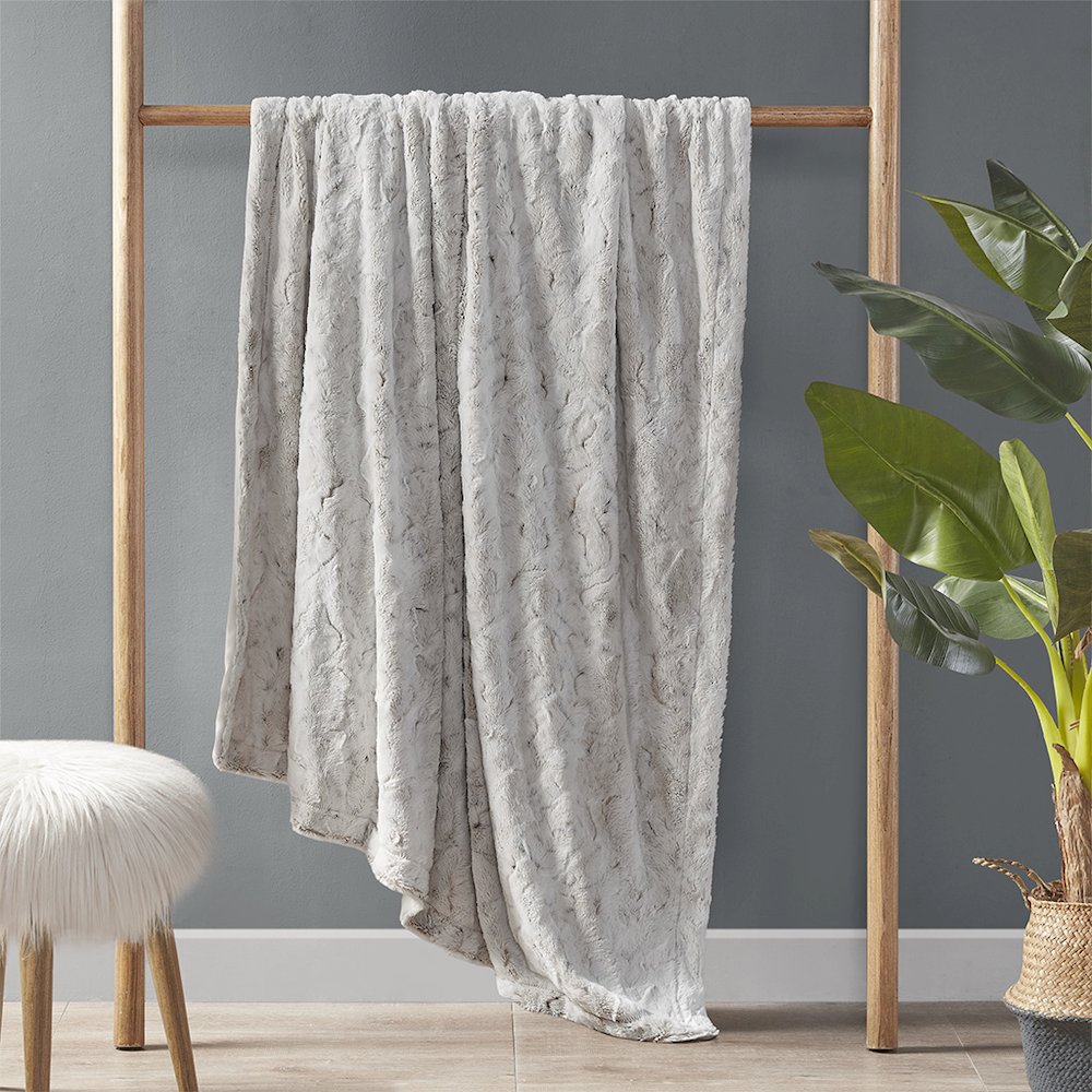 Oversized Faux Fur Throw. Picture 5