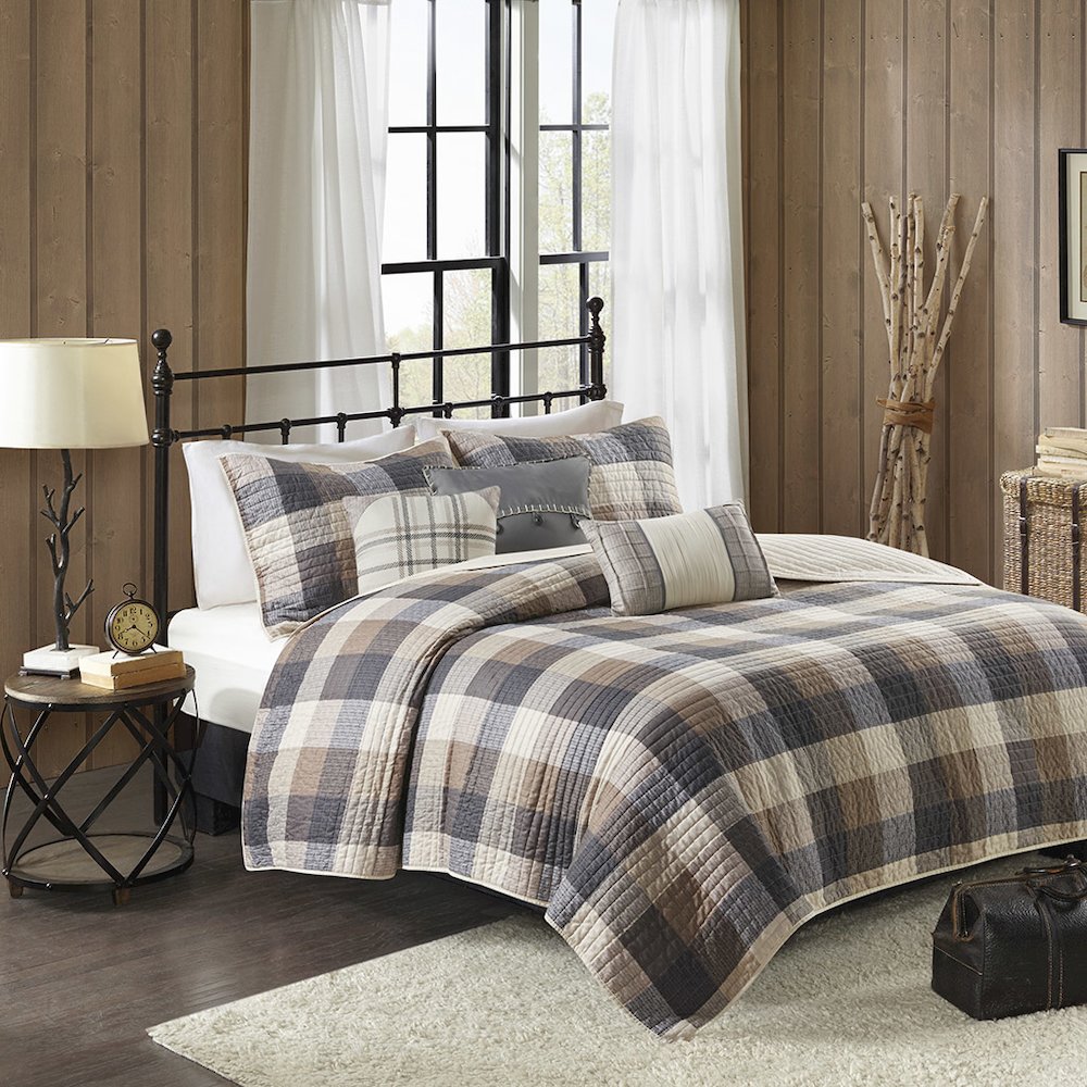 6 Piece Printed Herringbone Quilt Set with Throw Pillows. Picture 4