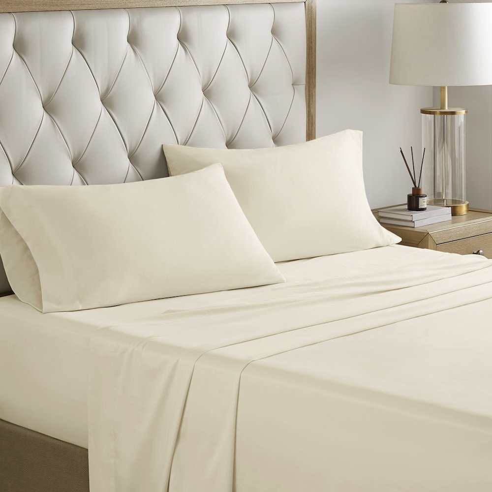 12 Piece Comforter Set with Cotton Bed Sheets. Picture 1