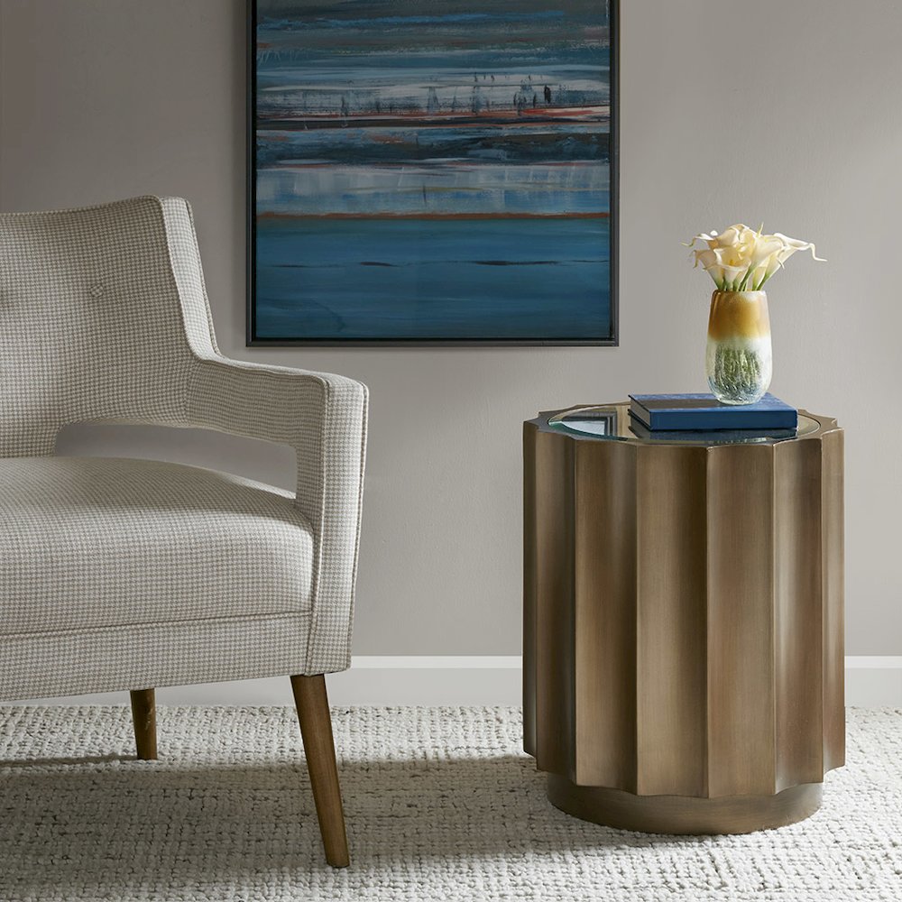 Accent Table. Picture 4