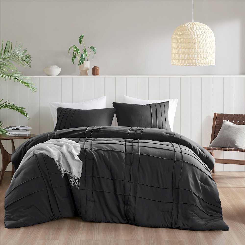 Porter Soft Washed Pleated Comforter Set, Black color. Picture 1