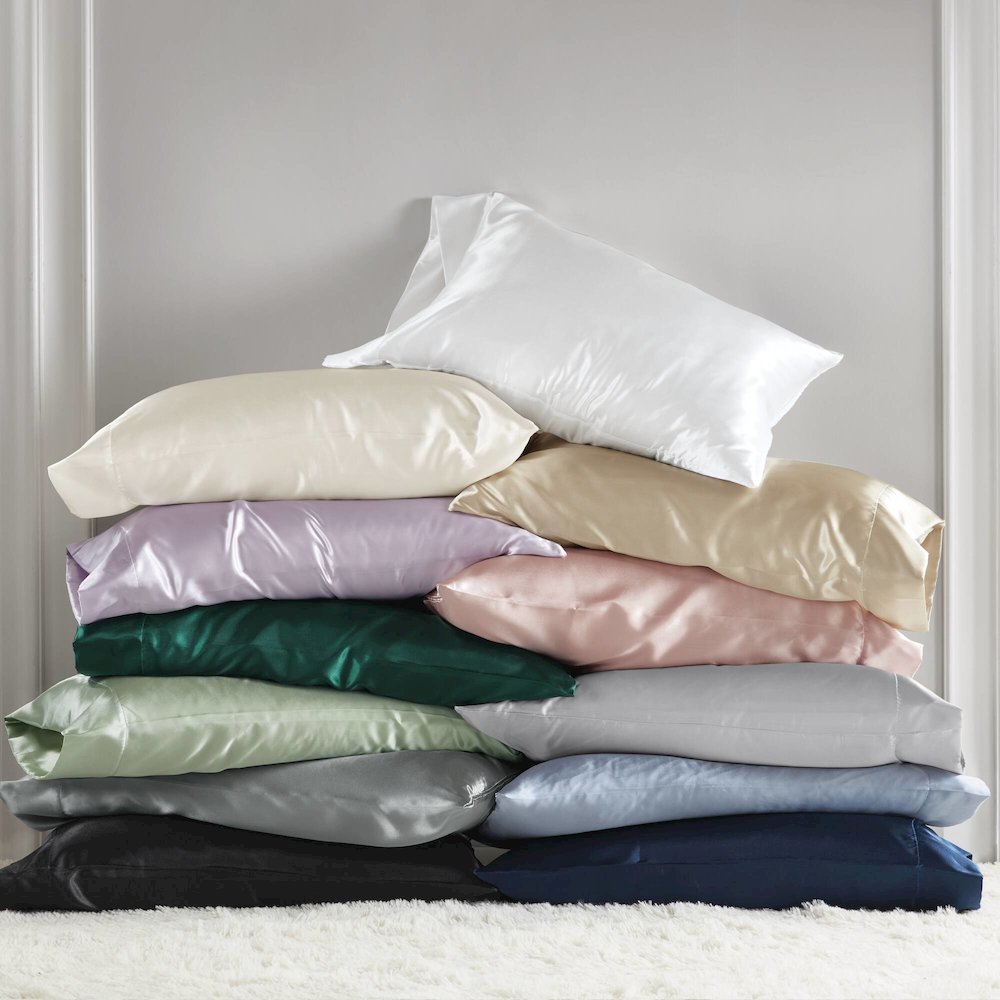 Satin Luxury 2 PC Pillowcases in Champagne. Picture 3