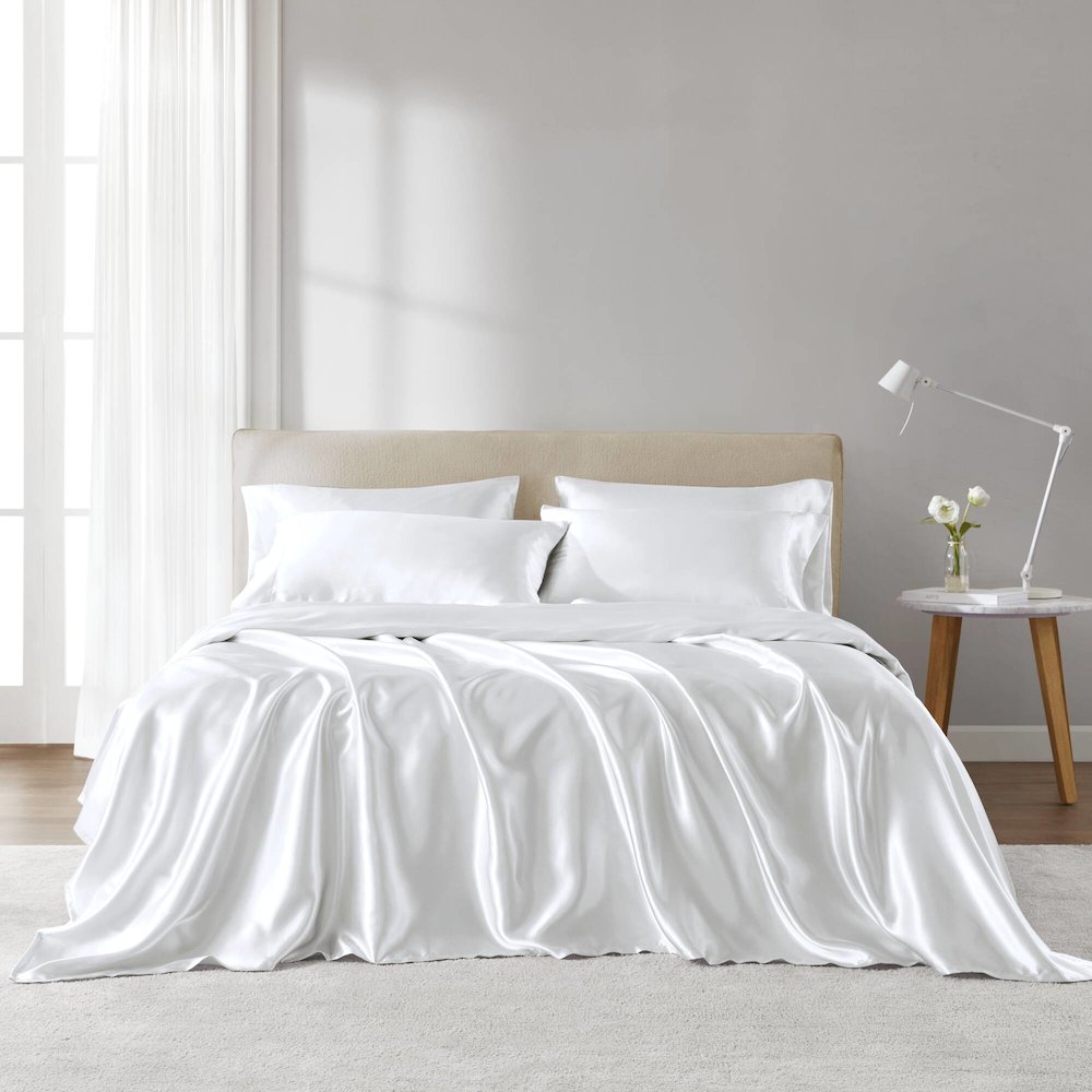 Satin Luxury Sheet Set, White color. Picture 1