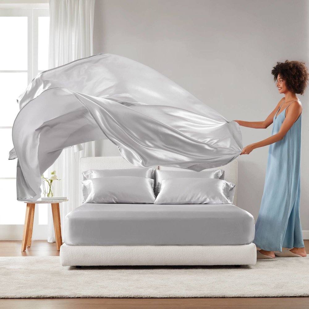 Satin Luxury Sheet Set in Light Grey. Picture 3