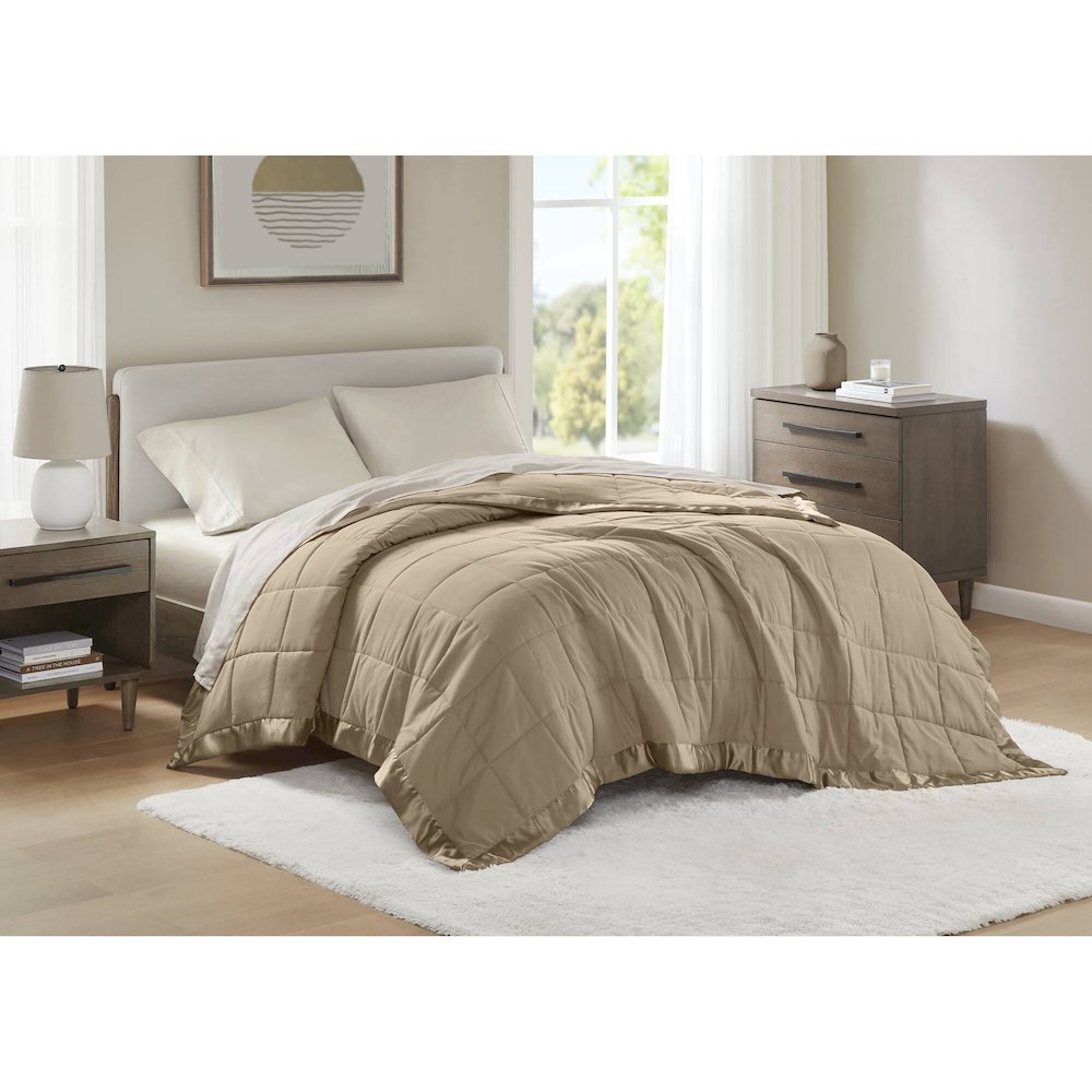 Windom Lightweight Down Alternative Blanket with Satin Trim. Picture 1