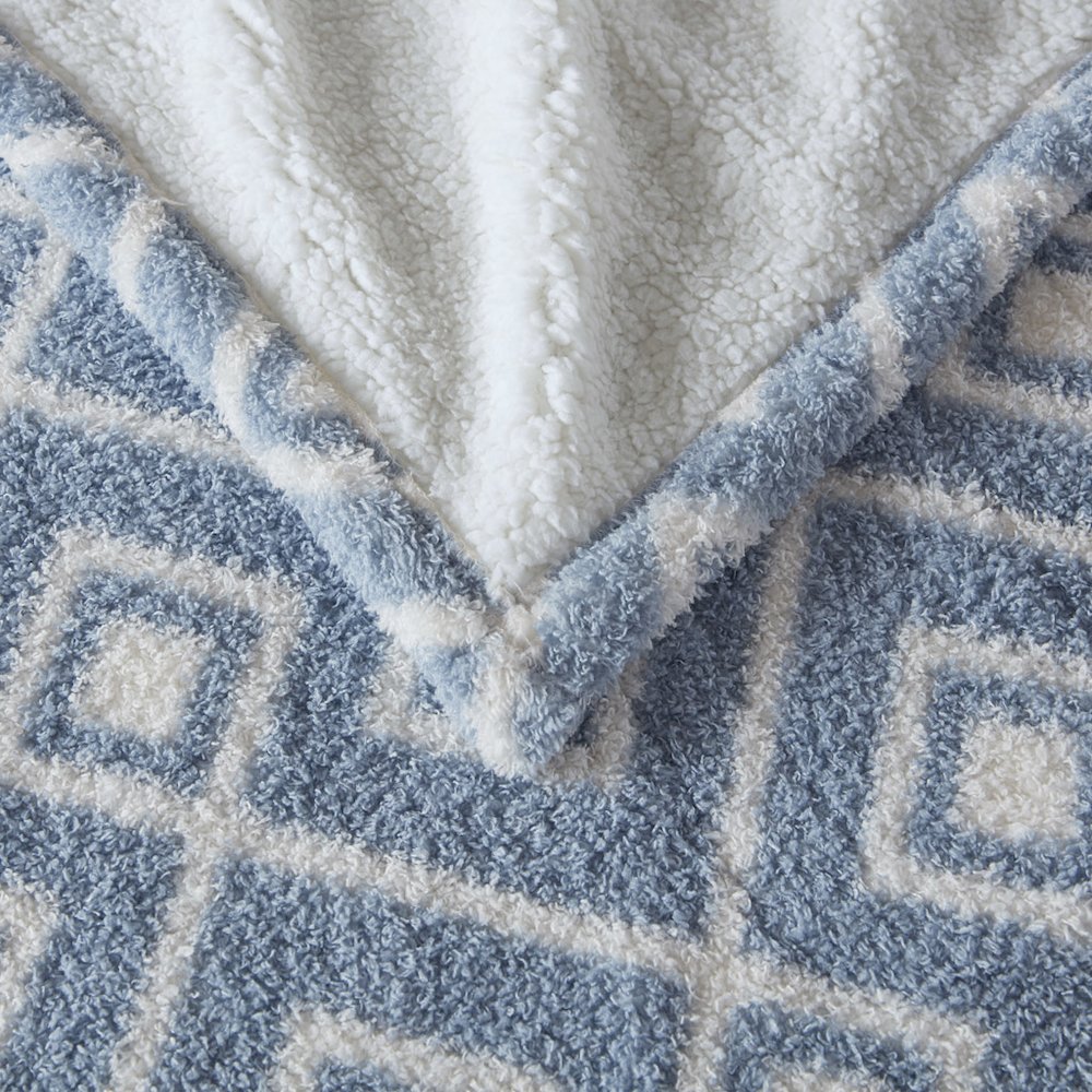 Amira Dream Soft Heated Throw in Blue Geo. Picture 3