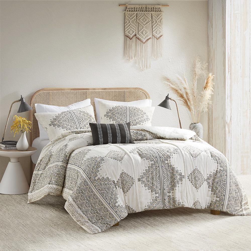 4 Piece Printed Comforter Set with Throw Pillow. Picture 1