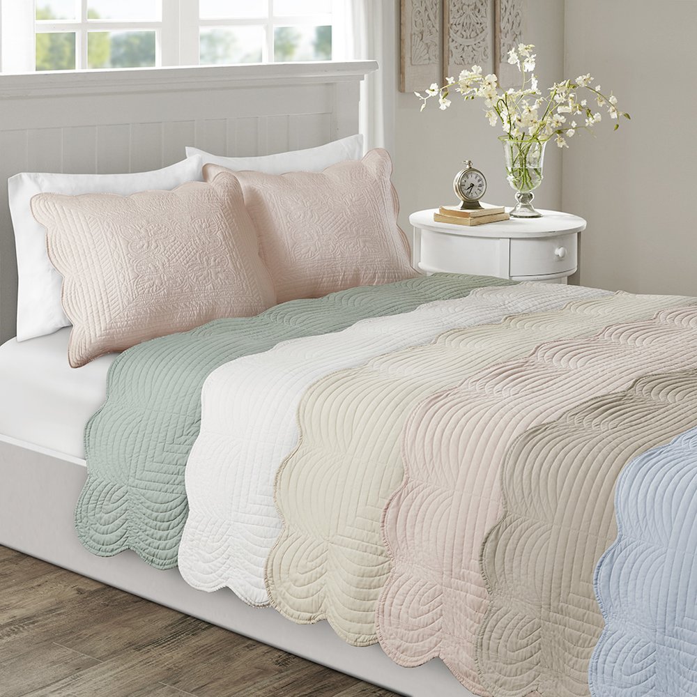 3 Piece Reversible Scalloped Edge Quilt Set. Picture 3