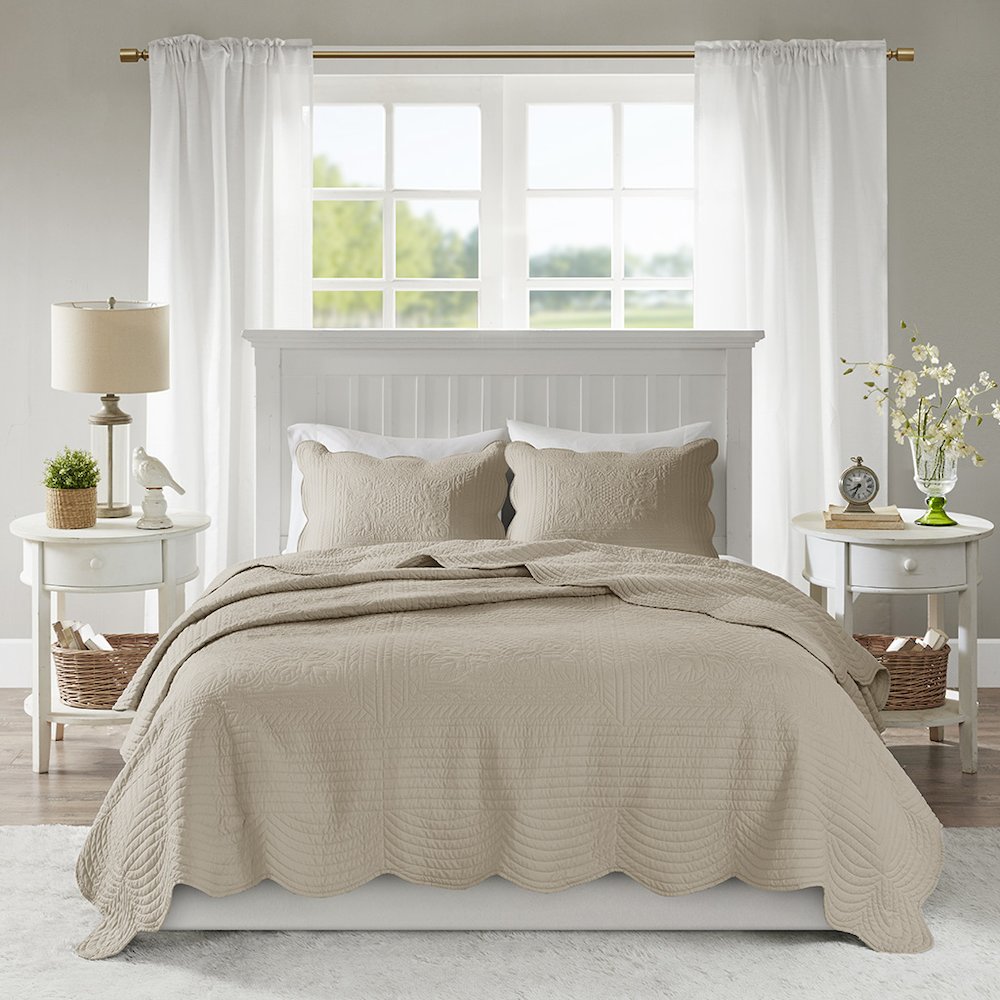 3 Piece Reversible Scalloped Edge Quilt Set. Picture 2