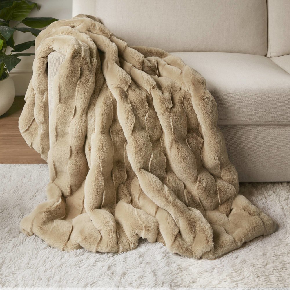 Vivienne Faux Fur Throw, Tan color. Picture 5