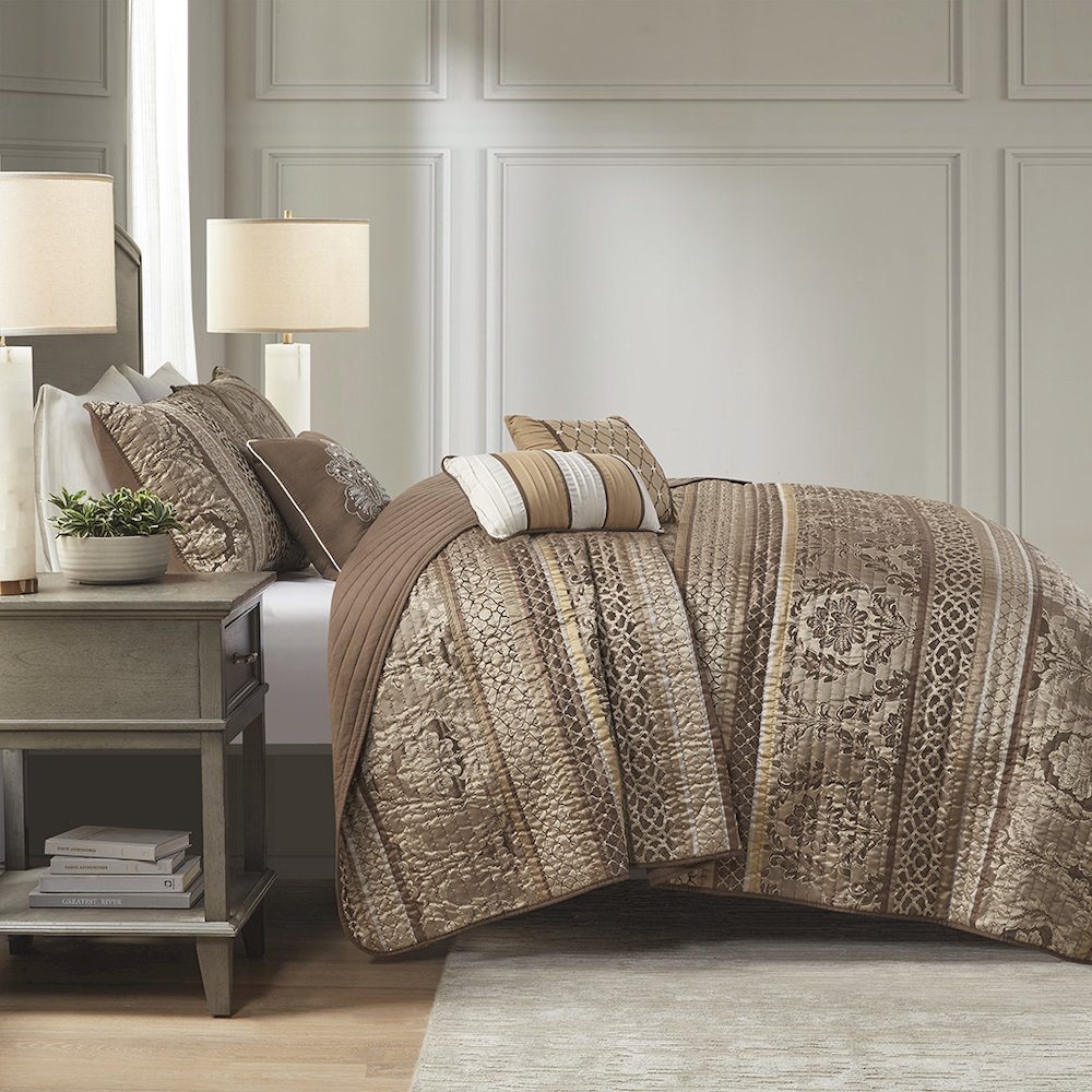 6 Piece Jacquard Quilt Set with Throw Pillows. Picture 2