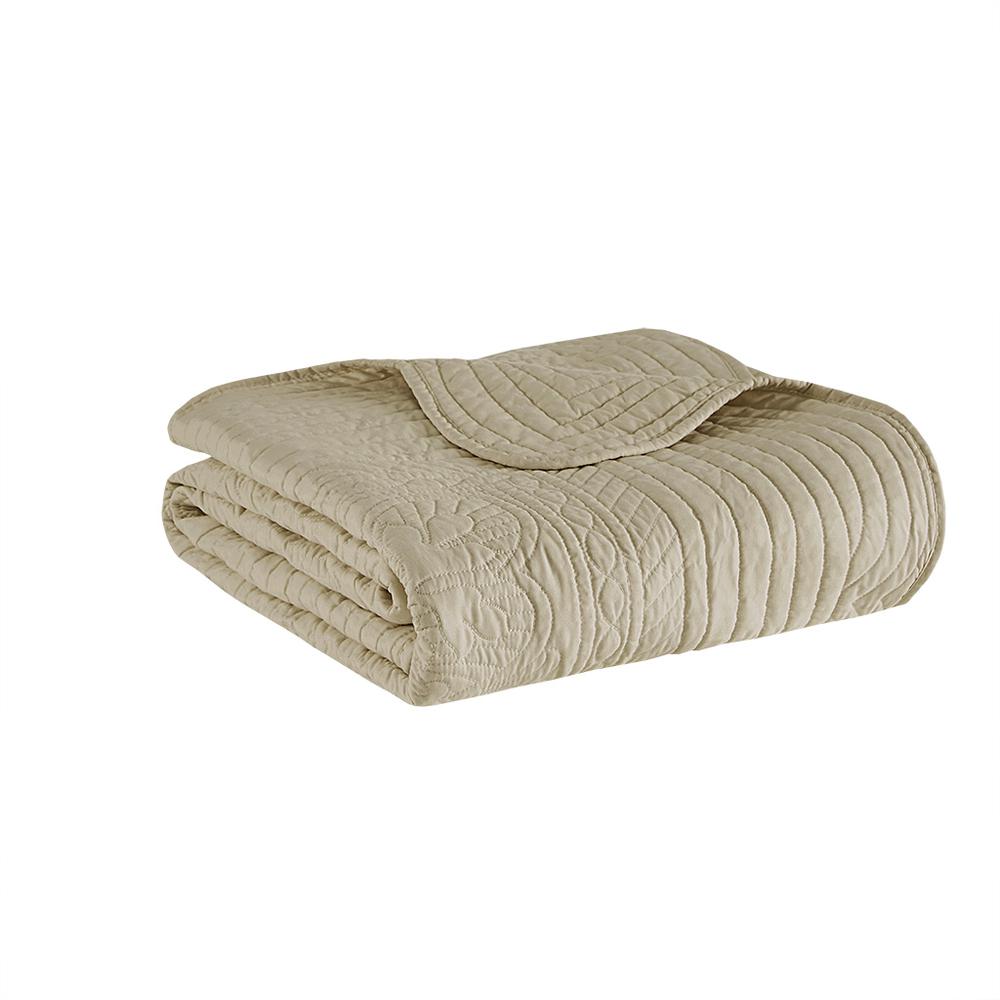 Oversized Quilted Throw with Scalloped Edges. Picture 2