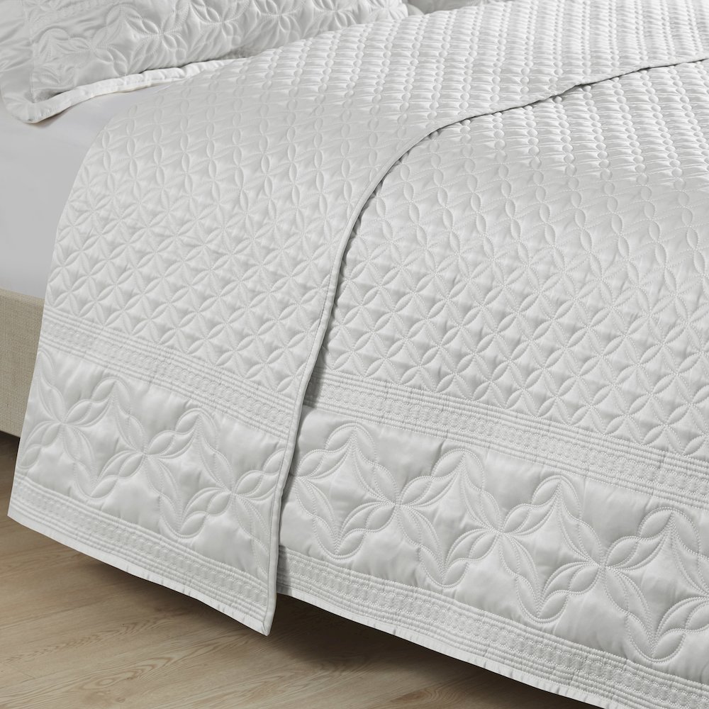 3 Piece Grey Quilt Set. Picture 1