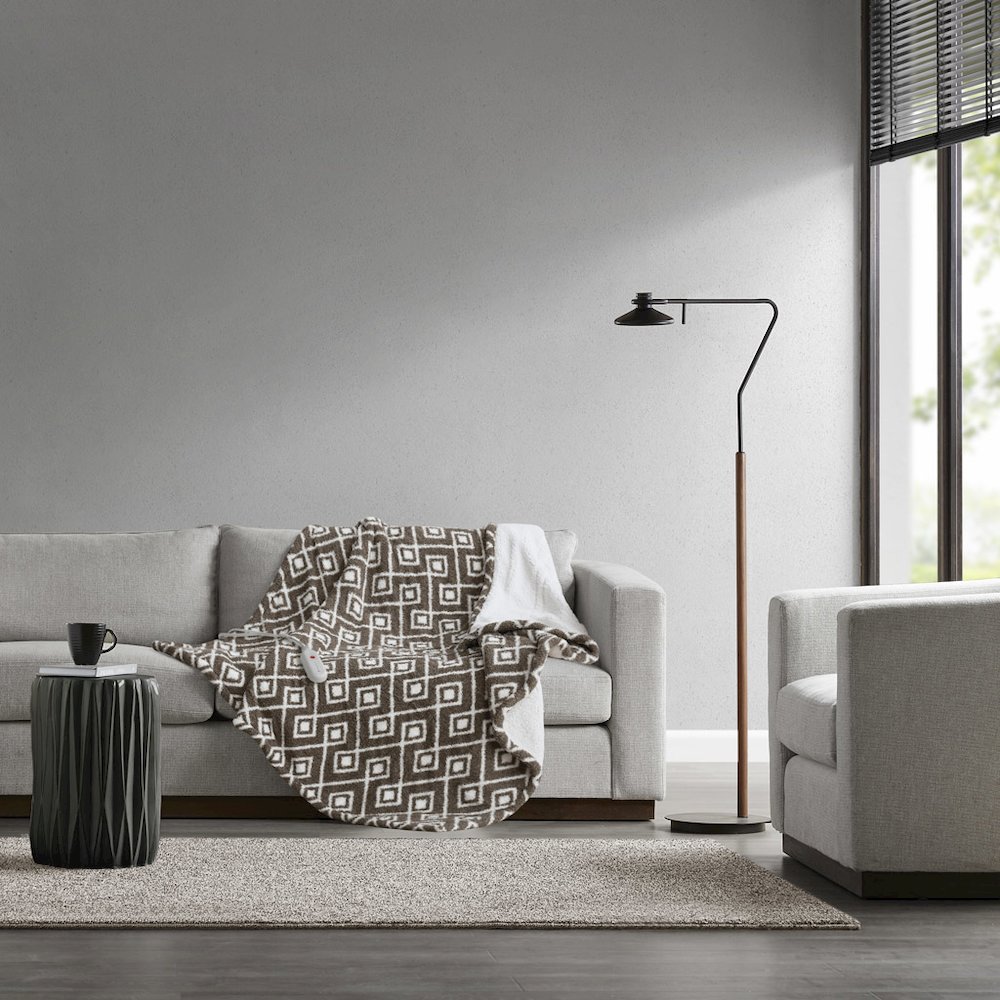 Amira Dream Soft Heated Throw in Brown Geo. Picture 4