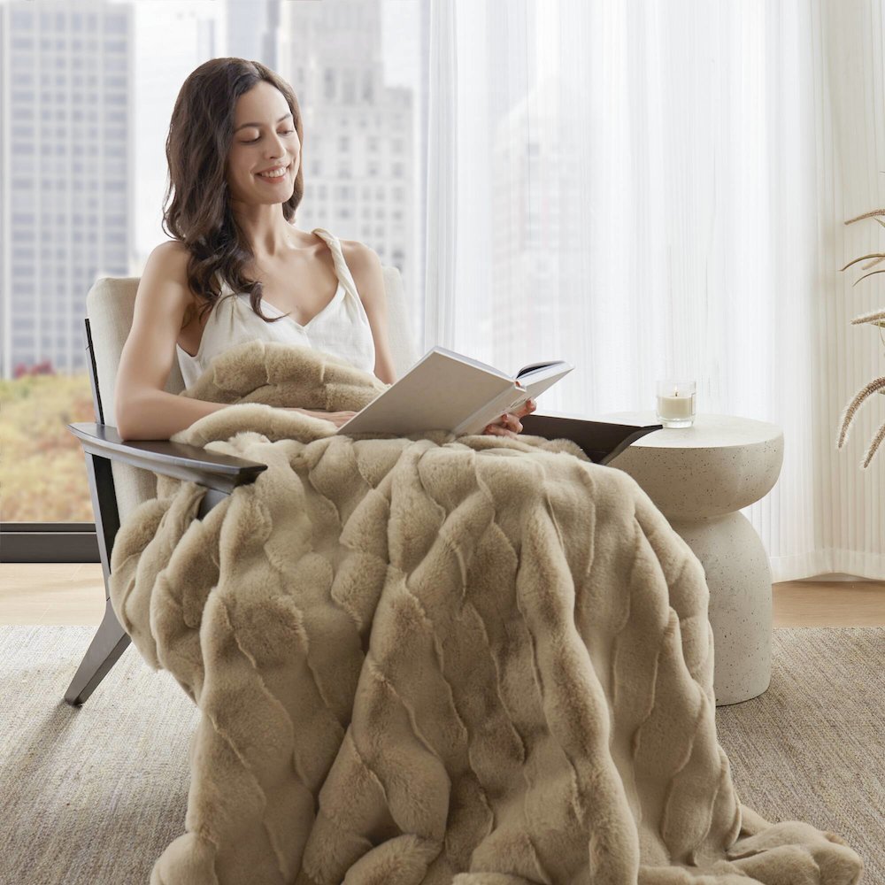Vivienne Faux Fur Throw, Tan color. Picture 3