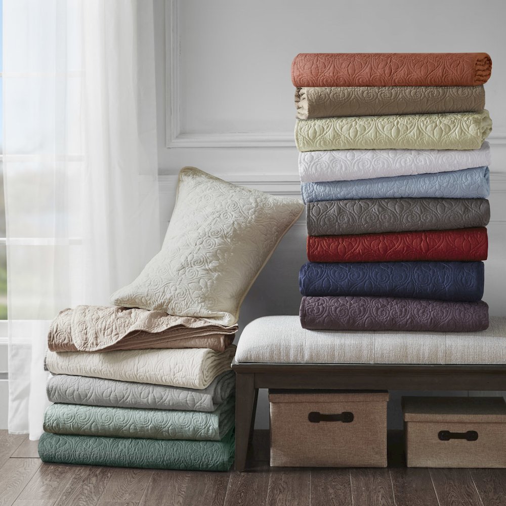 Quebec 3 Piece Reversible Quilt Set, Clay Red color. Picture 3