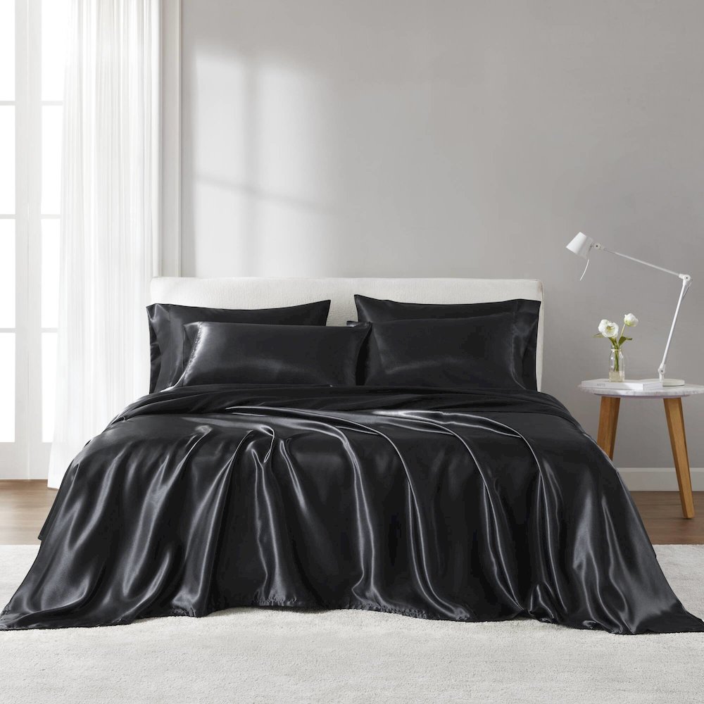 Satin Luxury Sheet Set in Black. Picture 1