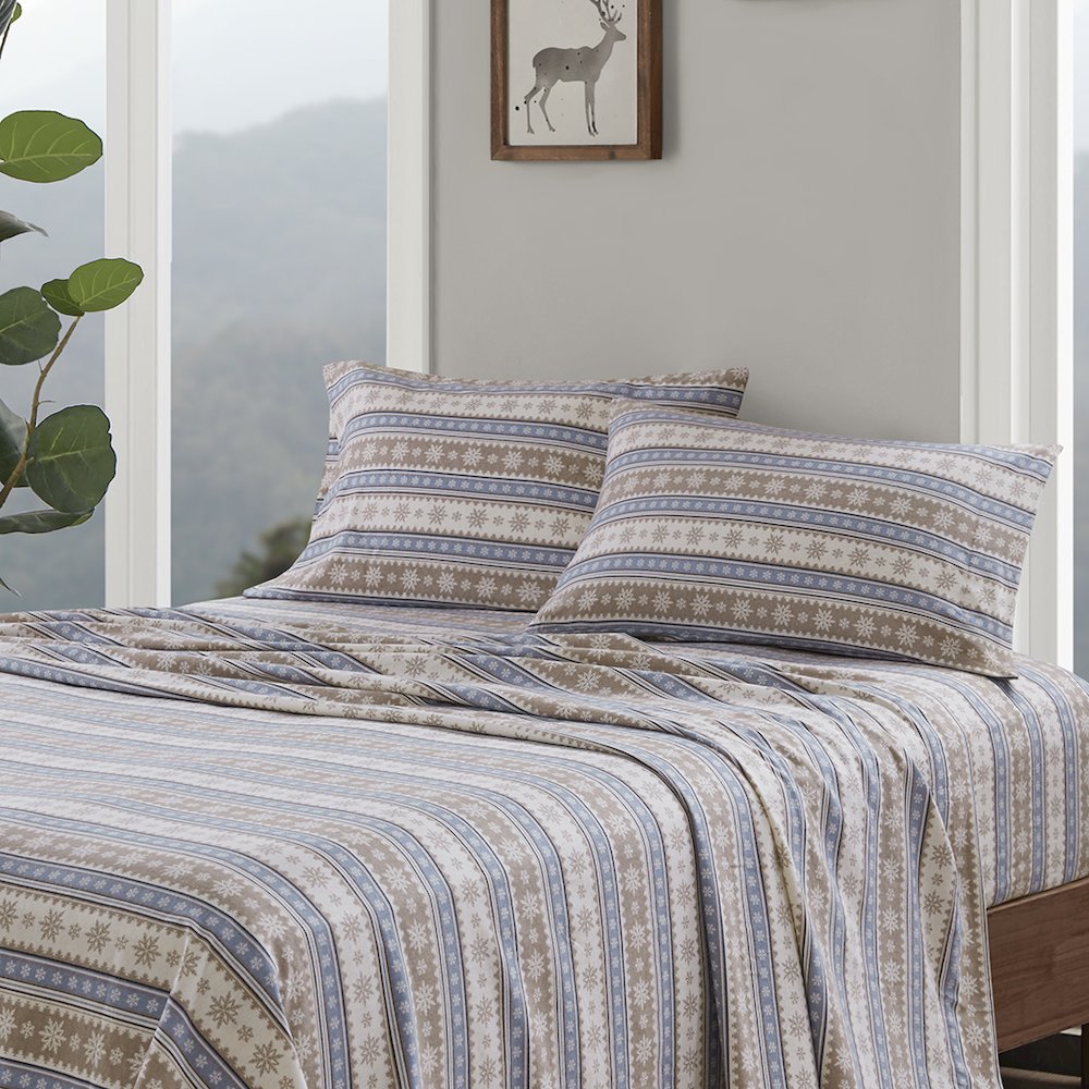 Cotton Flannel Sheet Set in Blue Snowflake. Picture 4