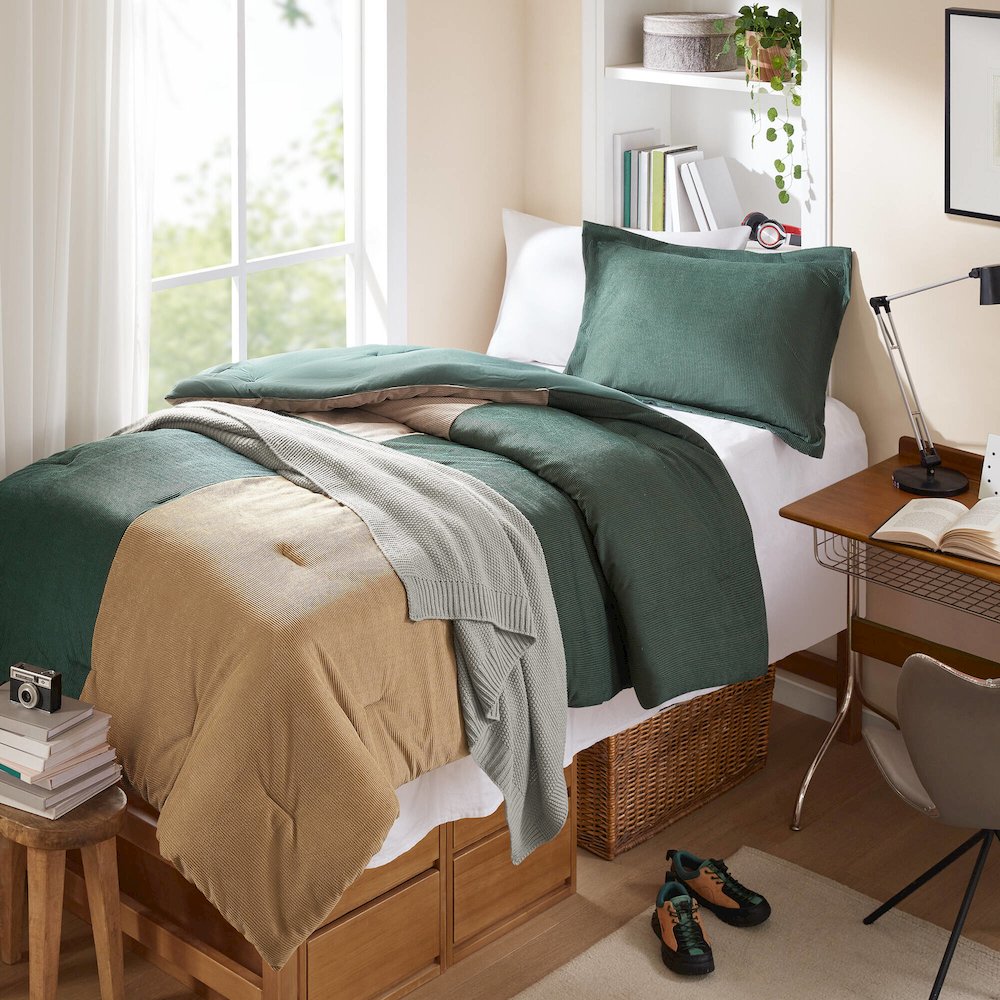 Stafford Comforter Set. Picture 4