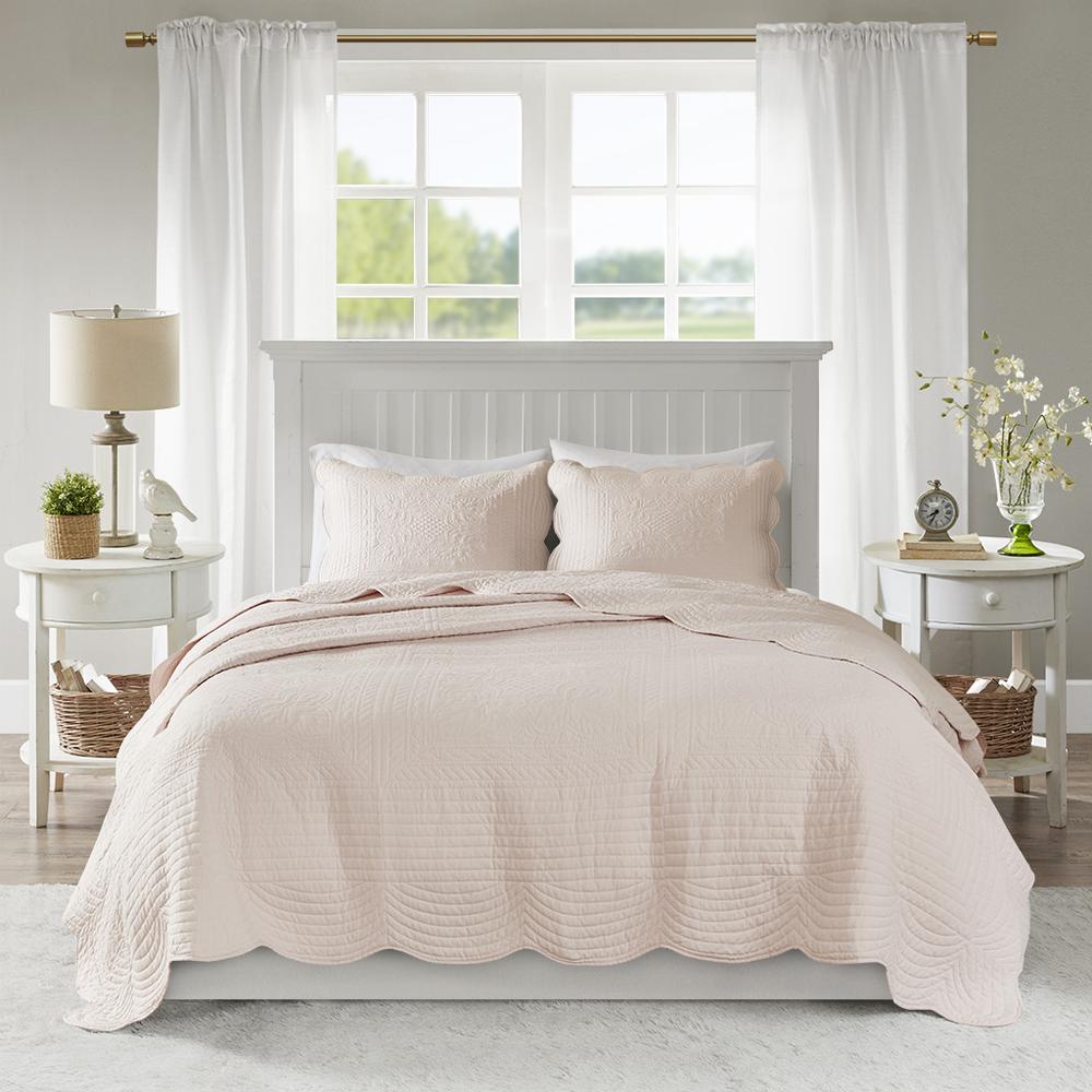 3 Piece Reversible Scalloped Edge Quilt Set. Picture 3