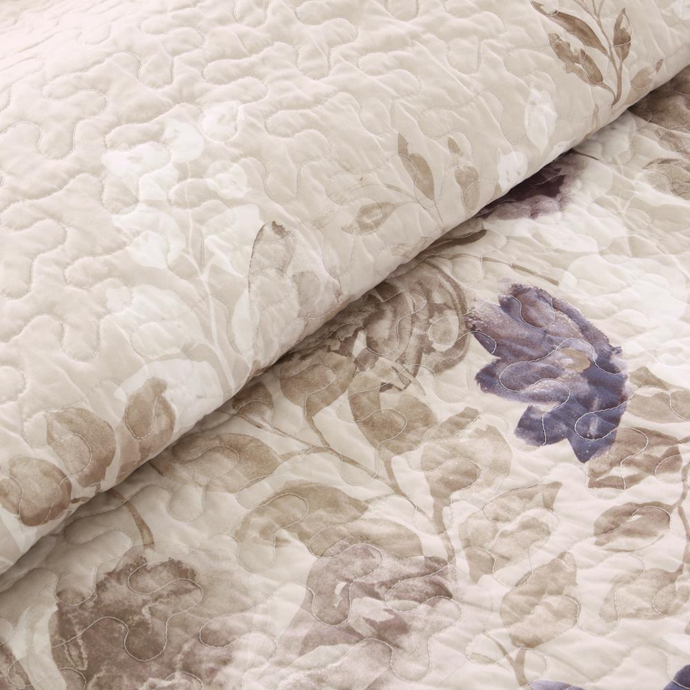 6 Piece Printed Quilt Set with Throw Pillows. Picture 2