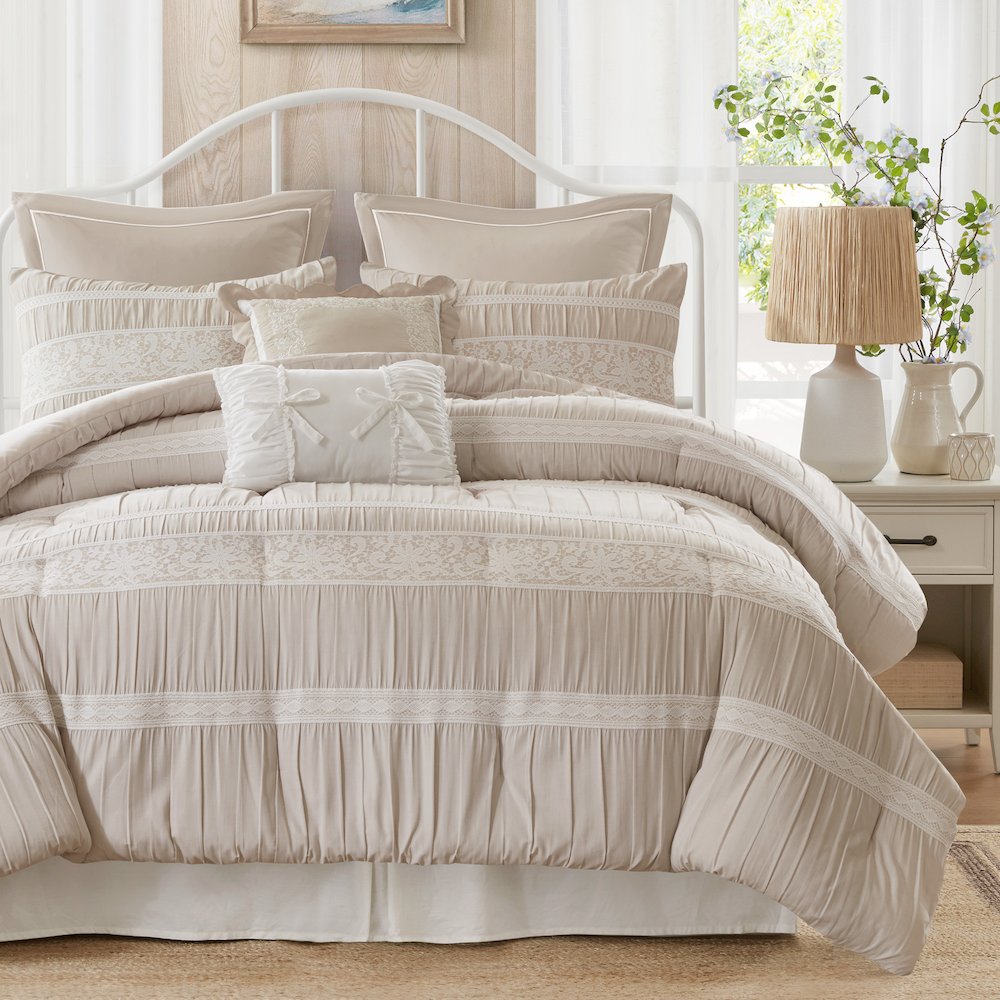 Perryn Comforter Set. Picture 1