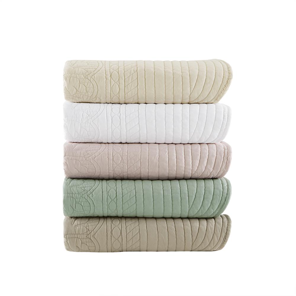 Oversized Quilted Throw with Scalloped Edges. Picture 2