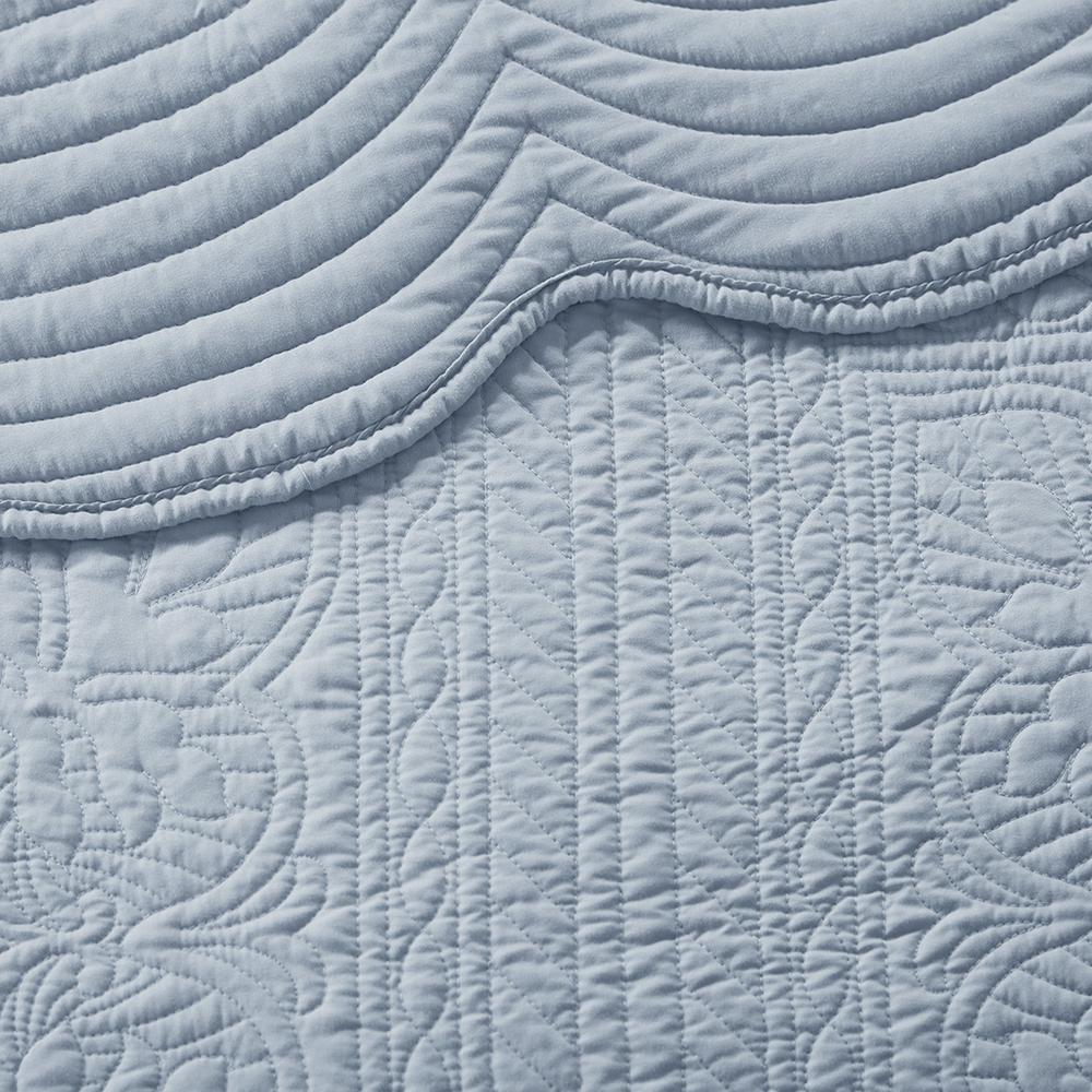 3 Piece Reversible Scalloped Edge Quilt Set. Picture 4