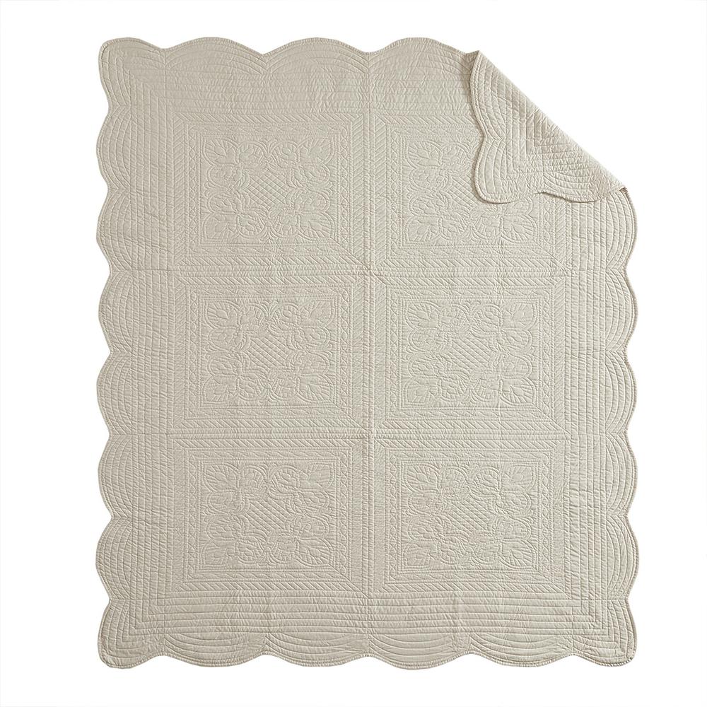 Oversized Quilted Throw with Scalloped Edges. Picture 1