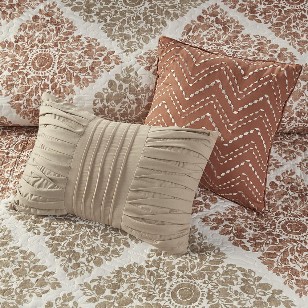 6 Piece Printed Quilt Set with Throw Pillows. Picture 2