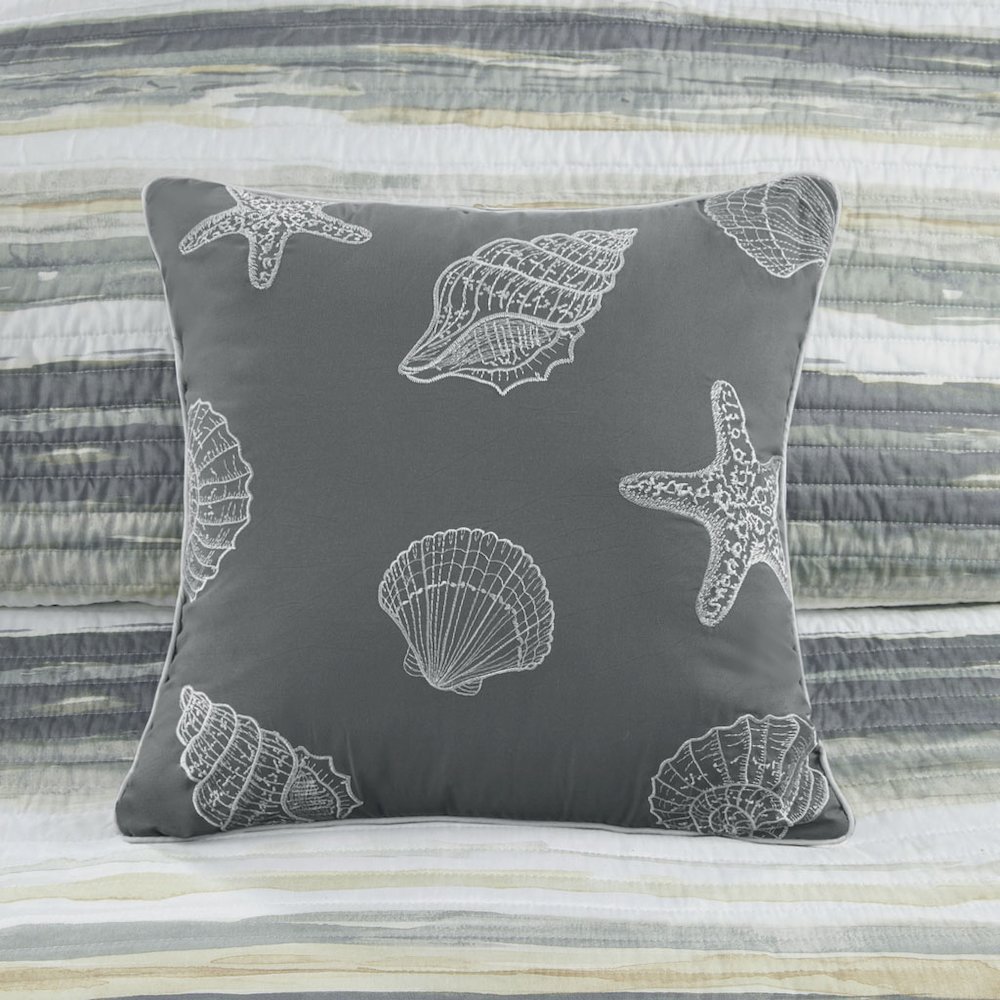6 Piece Printed Quilt Set with Throw Pillows. Picture 1