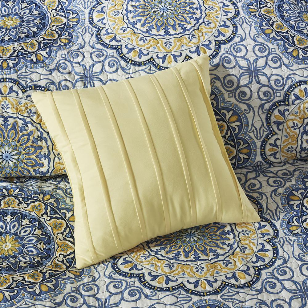 6 Piece Reversible Quilt Set with Throw Pillows. Picture 5
